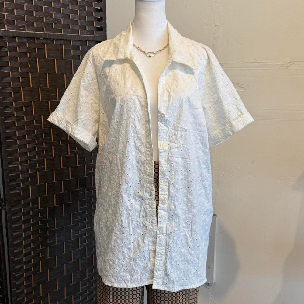 Women's Floral Embroidered White Top Short Sleeves Size 1X Cottage Core